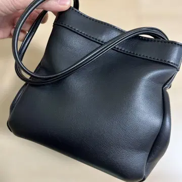 심플 블랙 핸드백