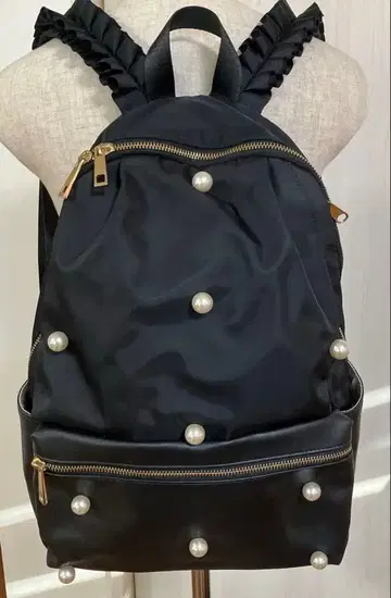 펄 장식이 달린 블랙 백팩