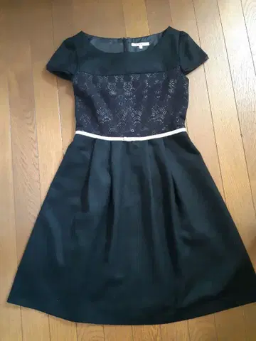 프라이드 글라이드의 퍼프 슬리브 가슴 레이스 플레어 원피스