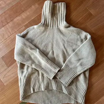 베이지 터틀넥 니트 긴팔