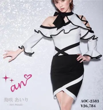 an AOC-2583 프릴 오프숄더 캬바쿠라 드레스