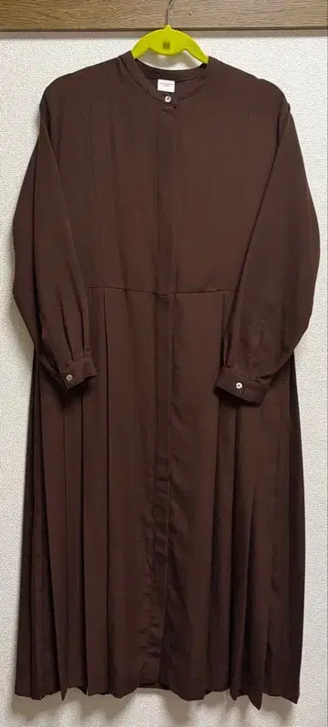 URBAN RESEARCH DOORS 사이드 플리츠 절개 원피스 브라운