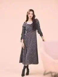 다크 퍼플 꽃무늬 미디 기장 원피스