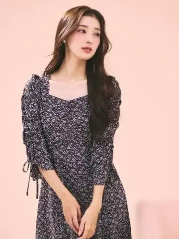 브라운에 다크 퍼플 꽃무늬 미디 기장 원피스