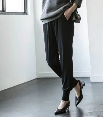 [ RITA ] ONOPLY SMOOTH DRESS JOGGER