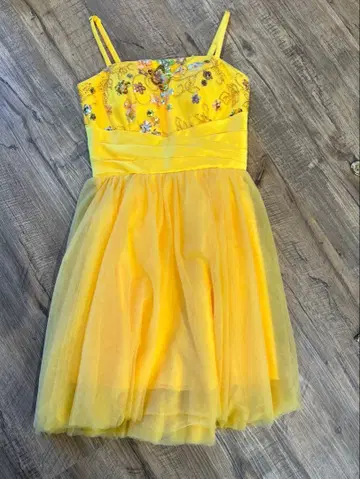 옐로우 컬러 드레스 밑단과 안감을 컷했습니다.