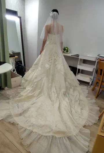 아이보리 프릴 레이스 웨딩 드레스