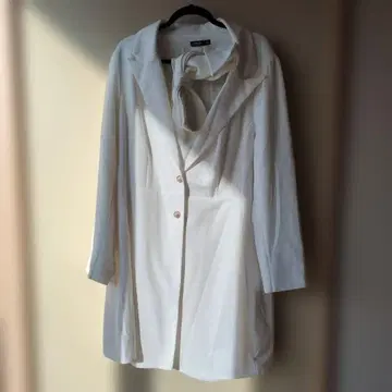 화이트 롱 코트 리본 포함