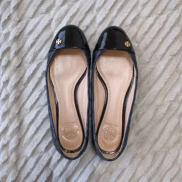 블랙 에나멜 플랫슈즈