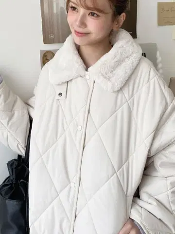 moment+ 옷깃 퍼 에코 다운 롱 코트 아이보리