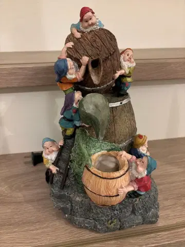 일곱 난쟁이 폴리 분수 입상