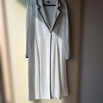 화이트 롱 코트 블랙 파이핑