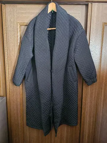 블랙 퀼팅 롱 코트