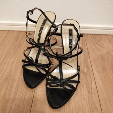 블랙 스트랩 하이힐