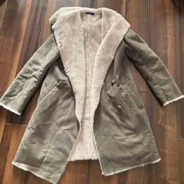 후드 부착 그레이 무스탕 코트