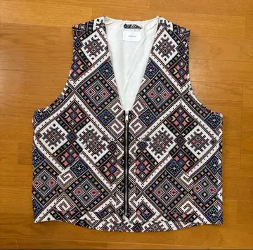 INHERIT 기하학 패턴 자수 집업 베스트 [거의 미사용]
