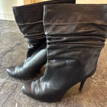 블랙 가죽 하이힐 루즈핏 부츠