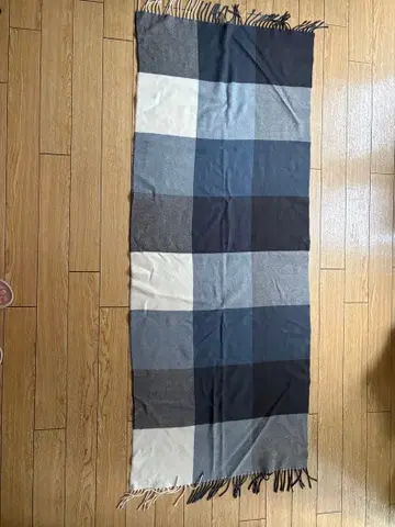 그레이 계열 체크 무늬 머플러