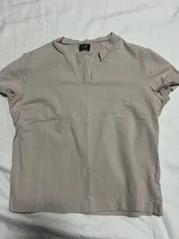 CP COMPANY 베이지 V넥 T셔츠