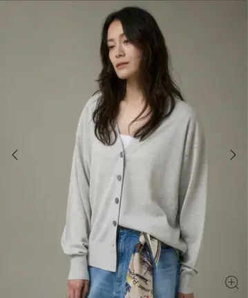 잇츠 인터내셔널 V넥 라메 가디건 니트 그레이