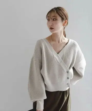베이지 V넥 니트 스웨터