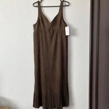 피치 스킨 플리츠 원피스