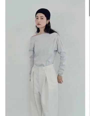 MEER. 숄더 개더 탑 긴팔 블루 그레이