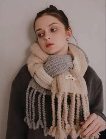 새상품 PINUE (피누에) 트라이컬러 니트 머플러