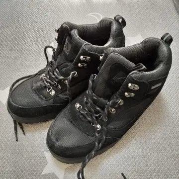 블랙 하이컷 트레킹 슈즈