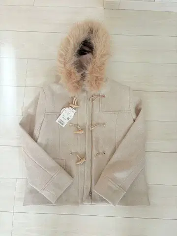 퍼 달린 베이지 더플 코트