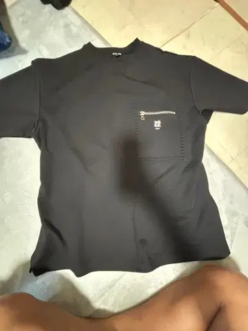 CKJS 블랙 T셔츠 지퍼 포켓 부착