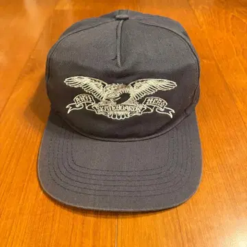 ANTI HERO 네이비 캡