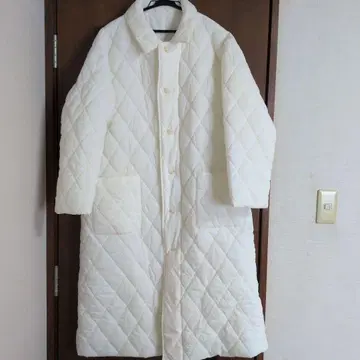 화이트 퀼팅 자켓