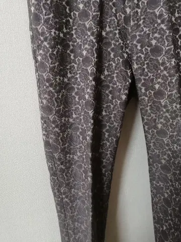 꽃무늬 슬림핏 팬츠 9부 기장 그레이 계열 이츠 인터내셔널