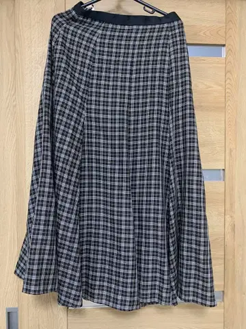 체크 무늬 플레어 스커트