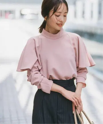 [택 포함 새상품] NOBLE 바운스 새틴 드레이프 숄더 블라우스