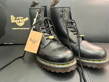새상품 한정판 모델 Dr. Martens YearoftheSnake 부츠