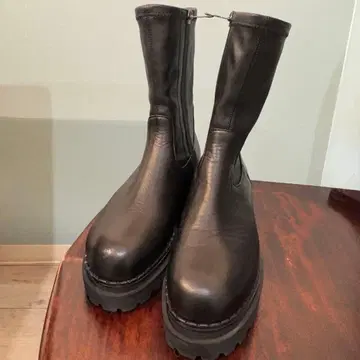 블랙 가죽 사이드 고어 부츠 미들 컷