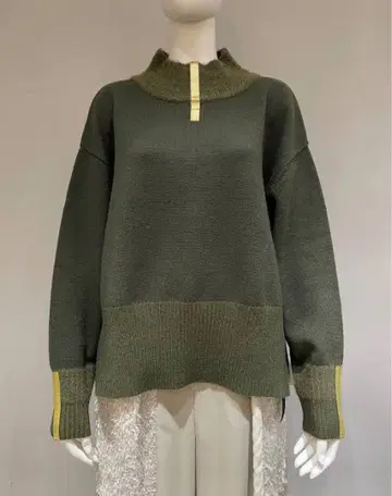 새상품 이번 시즌 에이미로우 호일 프린트 그라데이션 배색 니트 카키