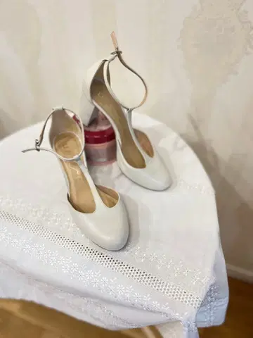 화이트 T 스트랩 중간 힐 펌프스