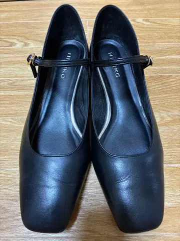 HIMIKO 블랙 스트랩 펌프스 25cm