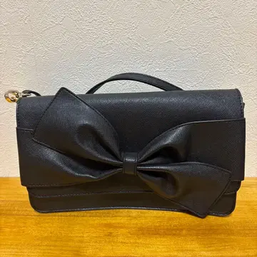 리본 포함 블랙 숄더백
