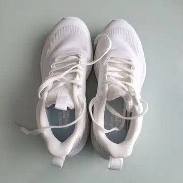 화이트 스니커즈