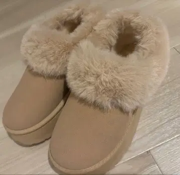 베이지 퍼 달린 슬립온 어그 부츠