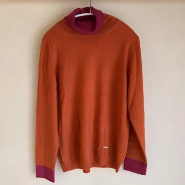 오렌지와 핑크 터틀넥 니트