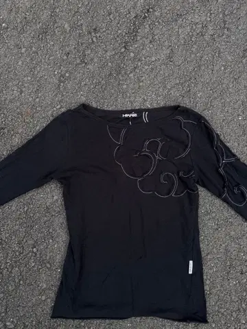 HIKARI 블랙 긴팔 T셔츠 자수