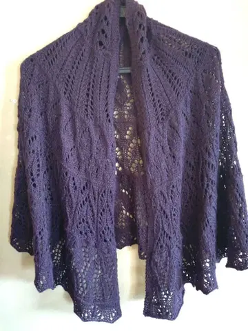 보라색 레이스 편직의 가벼운 숄 메리노울