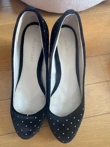 JILL STUART 블랙 스터드 펌프스