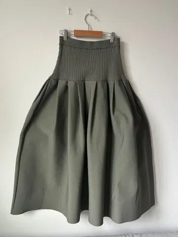 [새상품급] UN3D. 아쓰리디 턱 니트 스커트 카키 36