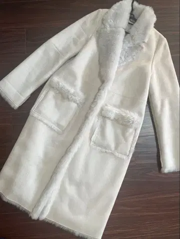 릴리 브라운 화이트 무스탕 코트